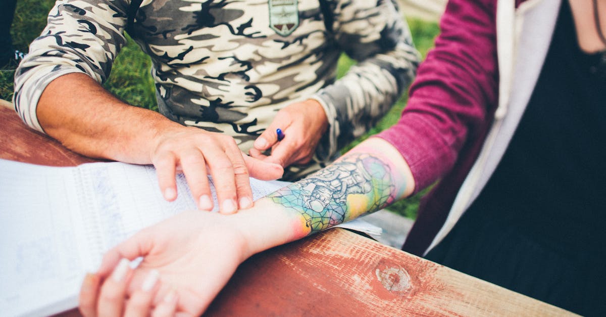 découvrez l'univers des tatouages sur l'avant-bras : styles, significations et inspirations. exprimez votre personnalité avec des designs uniques qui mettent en valeur cette partie du corps.