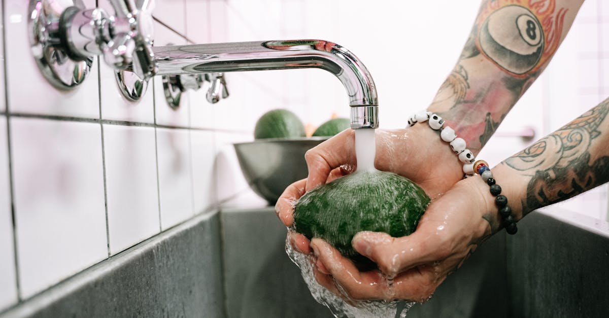 découvrez l'art des tatouages sur les mains, une forme d'expression unique et audacieuse. explorez les tendances, les styles et les significations des tatouages pour les mains, ainsi que des conseils pour choisir le design parfait qui reflète votre personnalité.