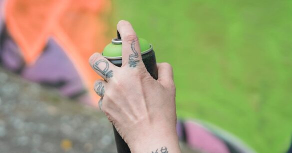découvrez l'art des tattoos de mains, une forme unique d'expression corporelle qui allie esthétique et symbolisme. explorez des designs variés, des motifs traditionnels aux créations modernes, et trouvez l'inspiration pour votre prochain tatouage.
