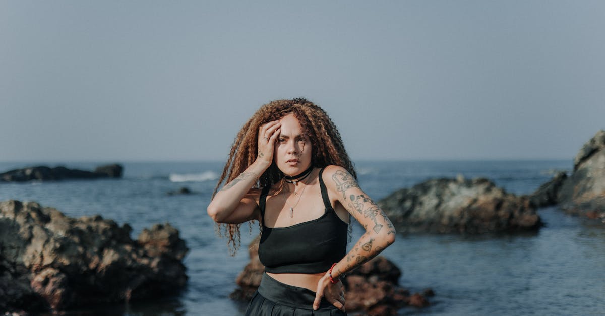 découvrez l'univers des tatouages noirs, symboles d'élégance et de force. explorez des designs uniques, tendances et significations qui transcendent le temps et les styles.