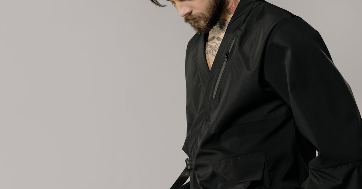 découvrez l'art des tatouages noirs, une expression audacieuse et intemporelle. explorez des designs uniques, des techniques variées et des significations profondes qui font des tatouages noirs un choix populaire et élégant. plongez dans l'univers fascinant des motifs noirs et trouvez l'inspiration pour votre prochain tatouage.