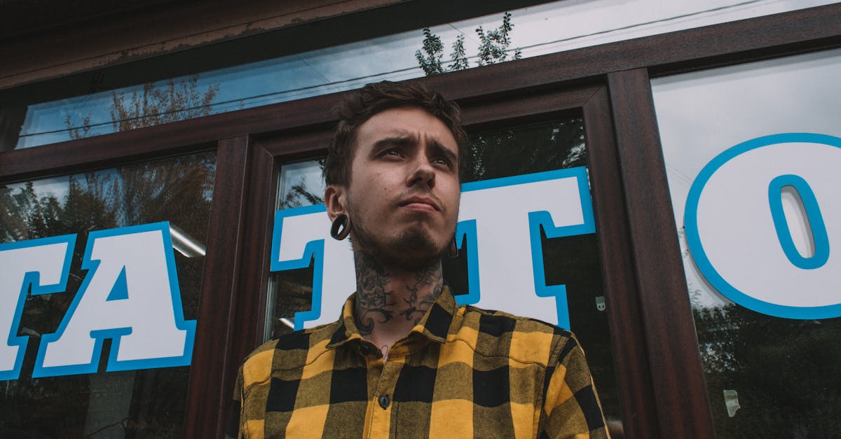 découvrez l'art du tatouage de cou, une forme d'expression personnelle audacieuse qui allie style et signification. explorez des idées créatives, des designs uniques et des conseils pour choisir le tatouage parfait pour sublimer votre style.