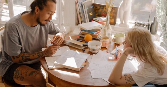 découvrez l'univers des old school tattoos, un style intemporel qui célèbre l'art traditionnel du tatouage avec des designs audacieux et colorés. plongez dans l'histoire et la signification de ce mouvement emblématique, et laissez-vous inspirer par des créations uniques qui allient nostalgie et créativité.