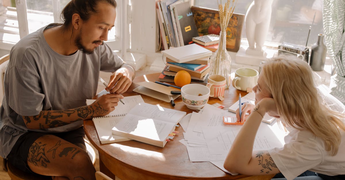 découvrez l'univers des old school tattoos, un style intemporel qui célèbre l'art traditionnel du tatouage avec des designs audacieux et colorés. plongez dans l'histoire et la signification de ce mouvement emblématique, et laissez-vous inspirer par des créations uniques qui allient nostalgie et créativité.