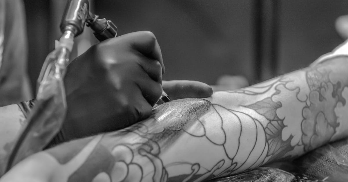 découvrez l'univers créatif d'un artiste tatoueur passionné. que vous cherchiez un design unique ou un tatouage personnalisé, notre artiste saura donner vie à vos idées avec précision et talent. plongez dans l'art du tatouage et exprimez votre personnalité à travers des créations originales.