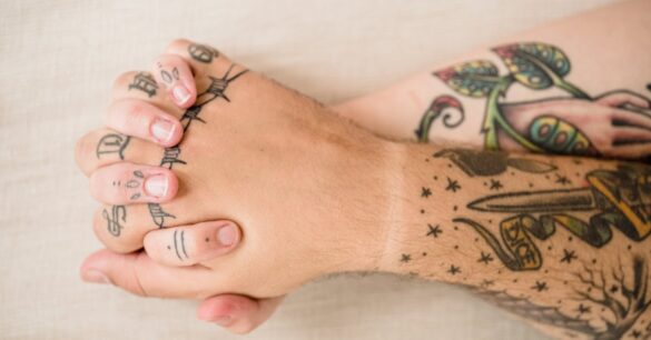 découvrez la signification des tatouages, un voyage à travers les symboles et histoires personnelles qui font de chaque encre sur la peau un témoignage unique de l'identité et des émotions.