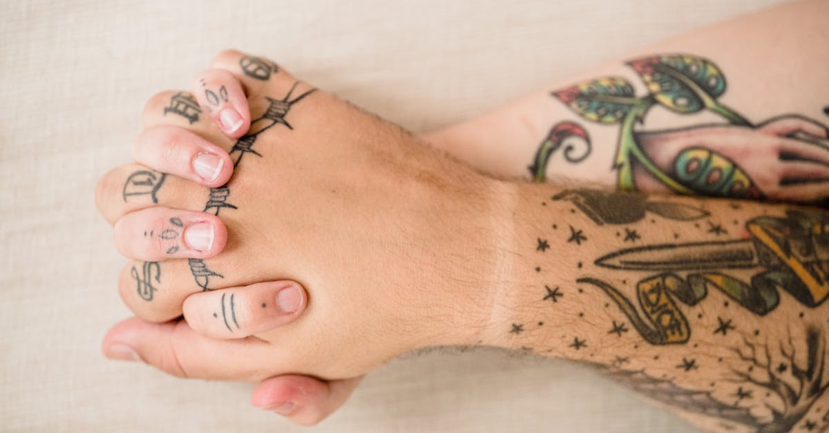 découvrez la signification des tatouages, un voyage à travers les symboles et histoires personnelles qui font de chaque encre sur la peau un témoignage unique de l'identité et des émotions.