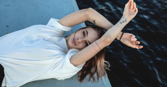 découvrez l'univers des tatouages féminins, où l'art corporel s'allie à la délicatesse. explorez des designs uniques et inspirants qui reflètent la féminité à travers des motifs floraux, des symboles puissants et des œuvres personnalisées. trouvez l'inspiration pour votre prochain tattoo et exprimez votre style avec élégance.