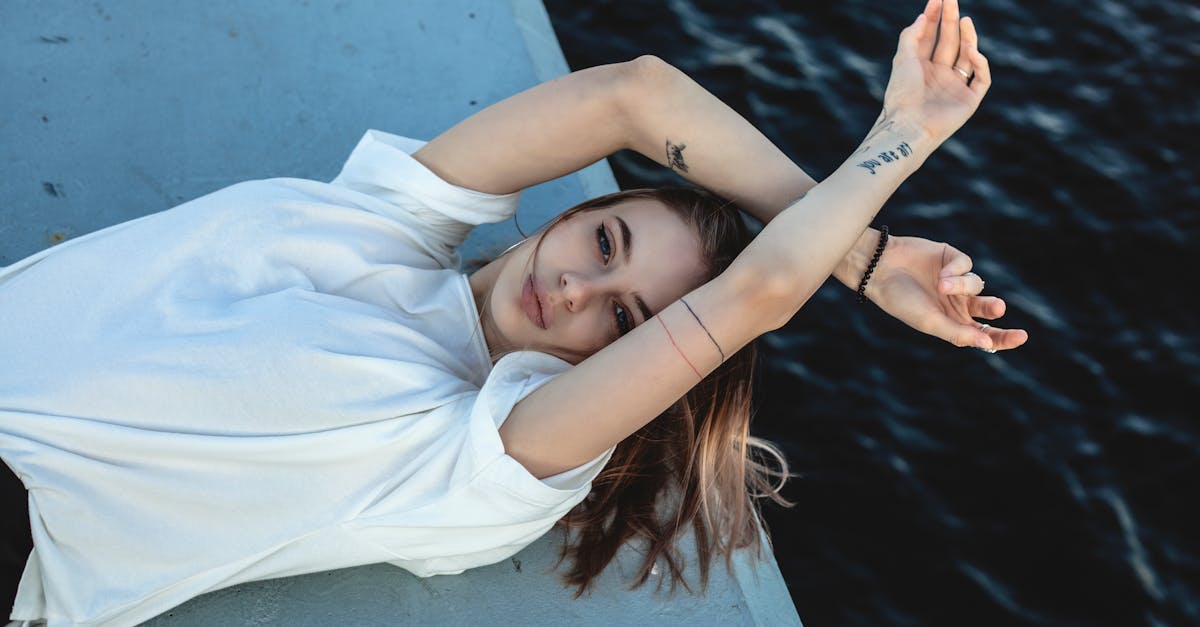 découvrez l'univers des tatouages féminins, où l'art corporel s'allie à la délicatesse. explorez des designs uniques et inspirants qui reflètent la féminité à travers des motifs floraux, des symboles puissants et des œuvres personnalisées. trouvez l'inspiration pour votre prochain tattoo et exprimez votre style avec élégance.