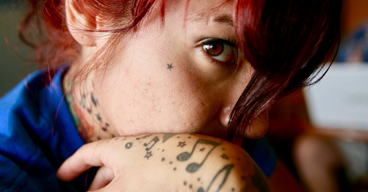 découvrez l'art du tatouage sur les mains : des designs uniques, inspirants et significatifs qui permettent d'exprimer votre personnalité. explorez les tendances, les conseils d'entretien et les artistes talentueux pour créer votre œuvre d'art sur peau.