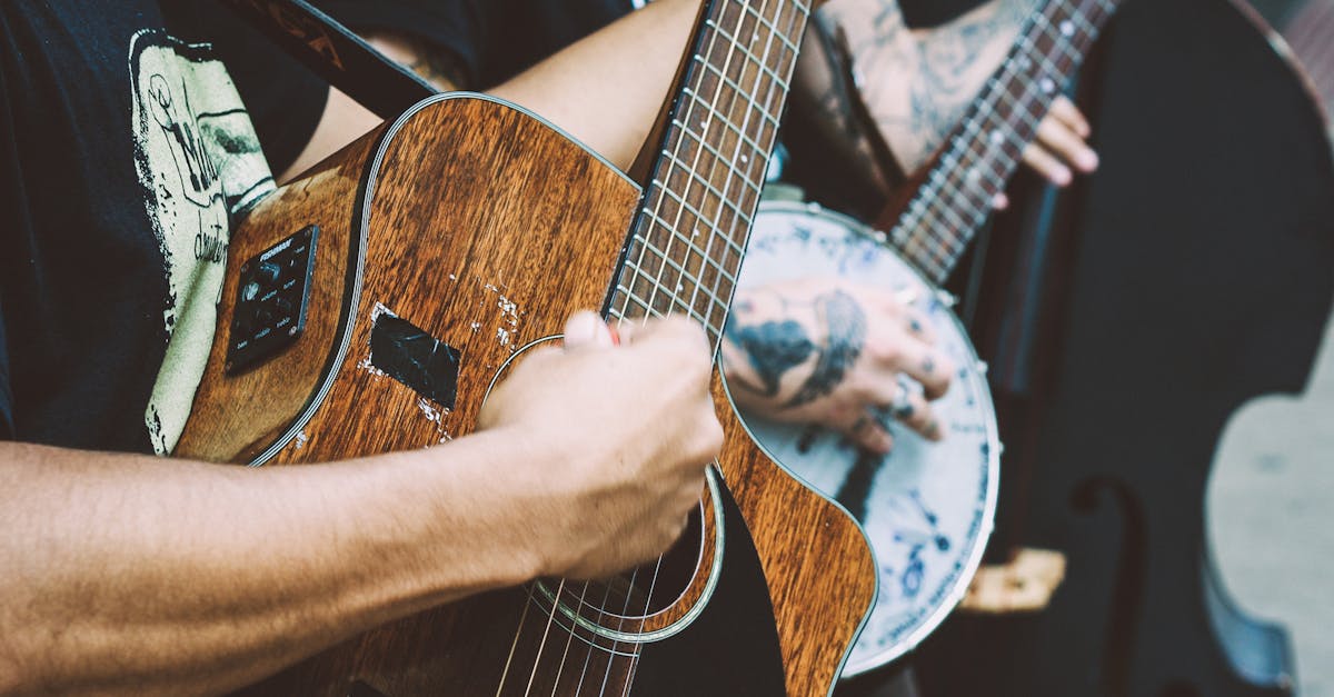 découvrez l'art fascinant des tatouages sur les mains, une forme d'expression personnelle unique. explorez les designs, les significations et les tendances actuelles pour orner vos mains avec style et originalité.