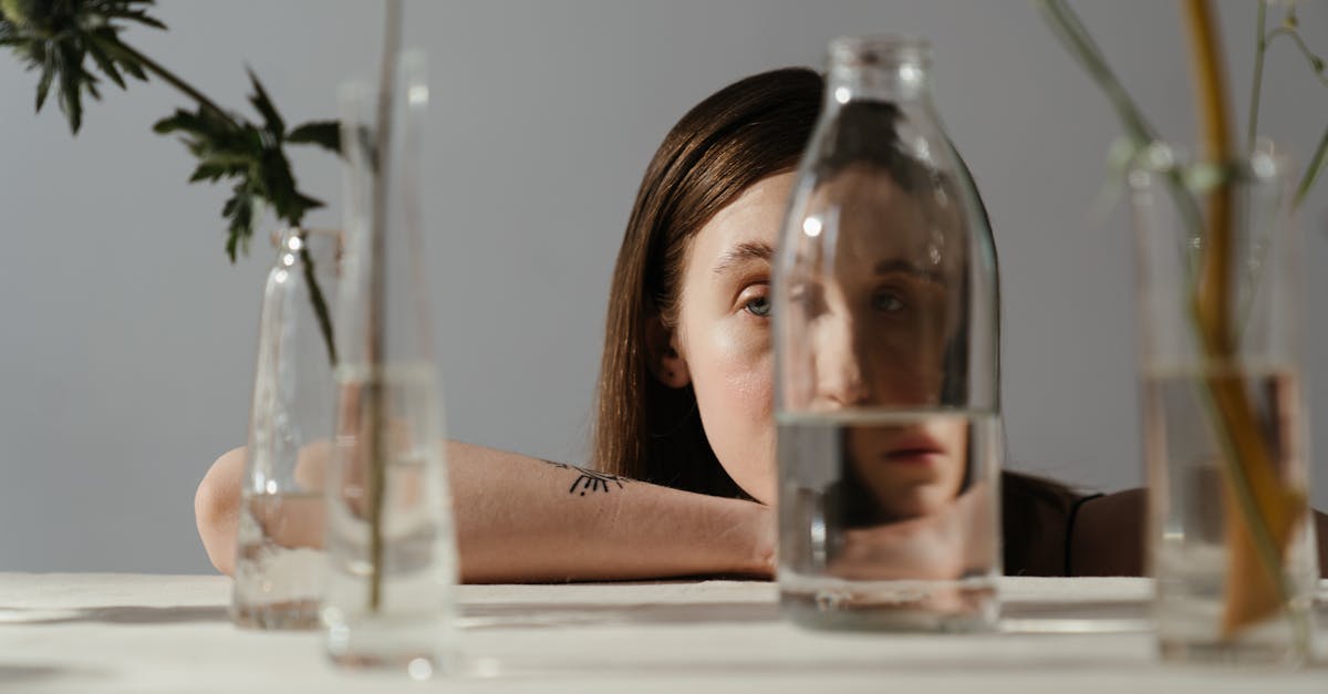 découvrez l'univers des tatouages de visage minimalistes, une tendance où la simplicité rencontre l'élégance. explorez des designs épurés et délicats qui mettent en valeur votre personnalité tout en ajoutant une touche artistique à votre look.