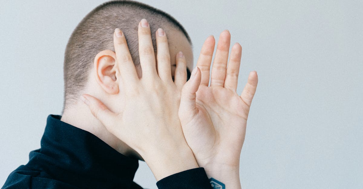 découvrez l'art des tatouages faciaux minimalistes, un moyen élégant et subtil d'expression personnelle. explorez des designs uniques et significatifs qui allient simplicité et style, parfaits pour ceux qui souhaitent un look distinctif sans en faire trop.