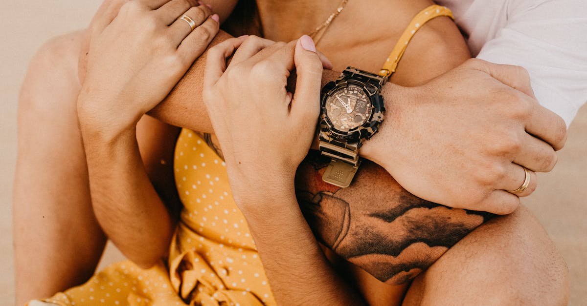 découvrez l'art ancestral du tatouage polynésien, un symbole de culture et d'identité. explorez les motifs uniques et significatifs qui racontent des histoires profondes et personnelles, et apprenez comment cet art traditionnel continue d'inspirer et de fasciner à travers le monde.