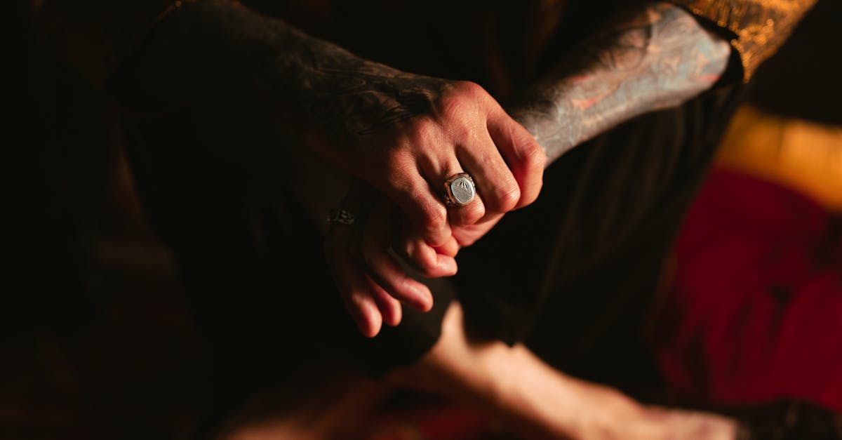 découvrez tout ce qu’il faut savoir sur les tatouages manchette (sleeve tattoo) : idées de motifs, conseils d’entretien, tendances et inspirations pour créer un tatouage unique qui recouvre tout le bras.