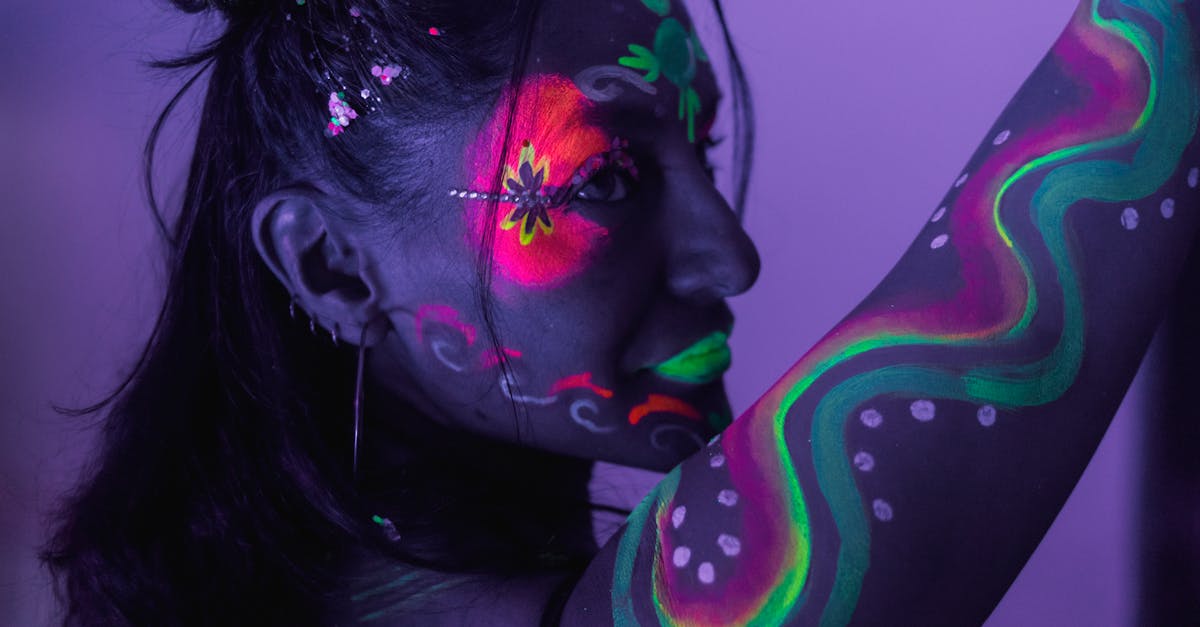 découvrez tout sur les uv tattoos : des tatouages fluorescents visibles sous lumière noire, leur originalité, précautions à prendre et conseils pour un résultat unique et tendance.