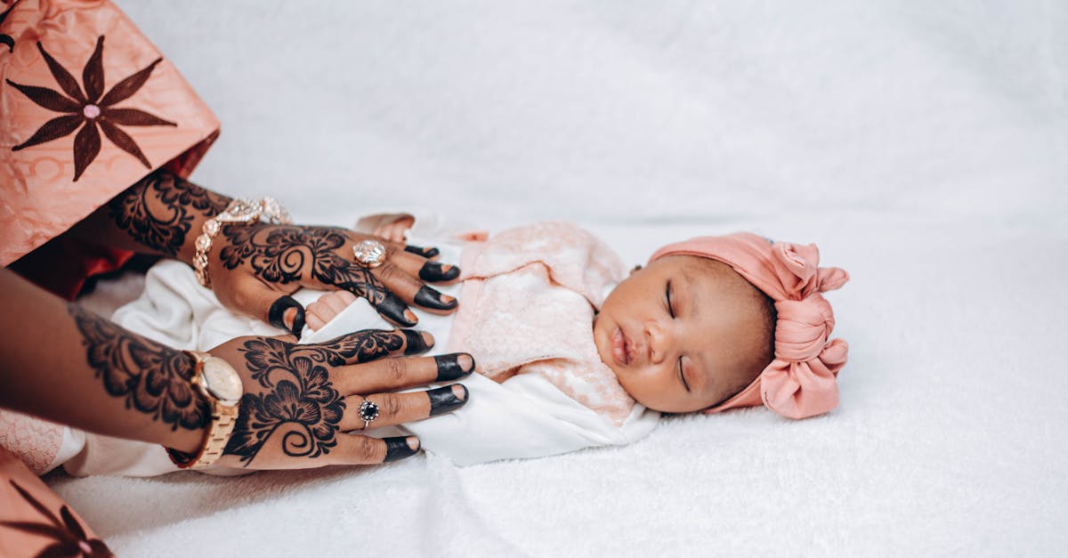 découvrez la signification profonde des tatouages de naissance, des idées de motifs uniques et des conseils pour immortaliser une date ou un moment précieux sur votre peau.