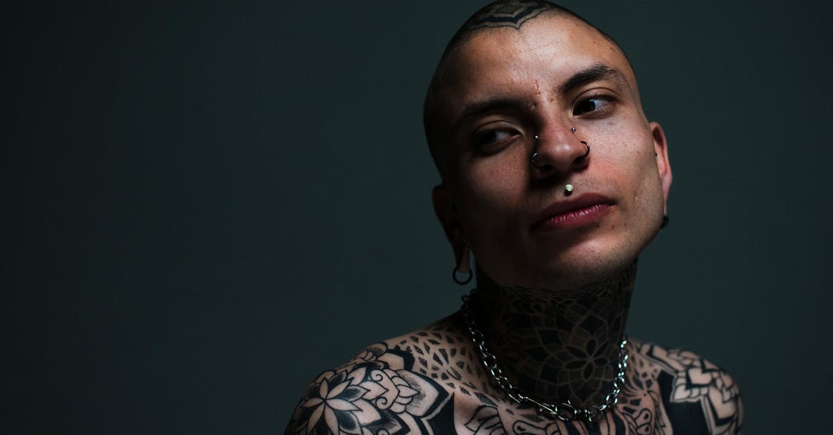 découvrez tout sur les black tattoos : signification, styles populaires et conseils pour choisir un tatouage noir unique et tendance. inspirez-vous !
