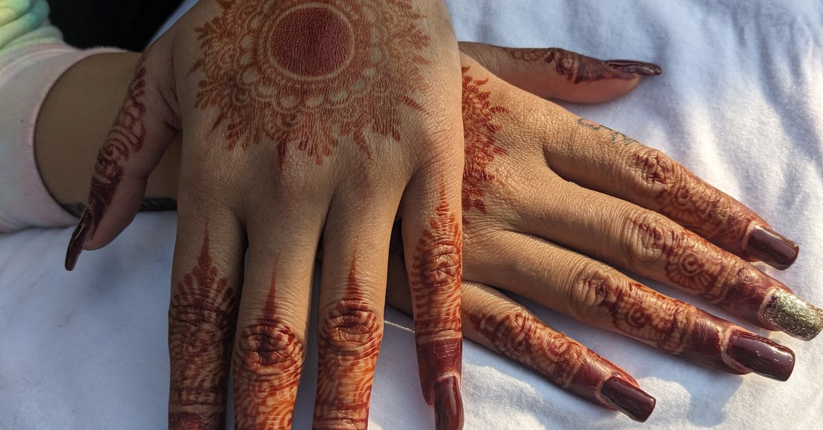 découvrez la signification et les motifs traditionnels du tatouage indien, un art ancestral mêlant symbolisme, culture et spiritualité. inspirez-vous des plus beaux tattoos indiens pour exprimer votre identité.