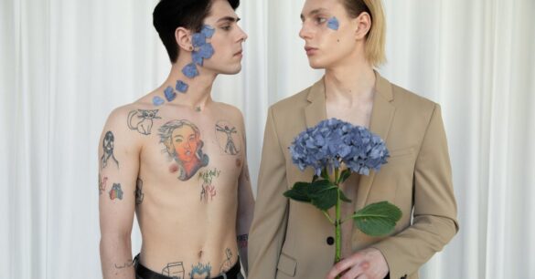 découvrez la signification et les styles des tatouages de fleurs : idées de design, conseils pour choisir le motif parfait et inspirations pour un tatouage floral unique et tendance.