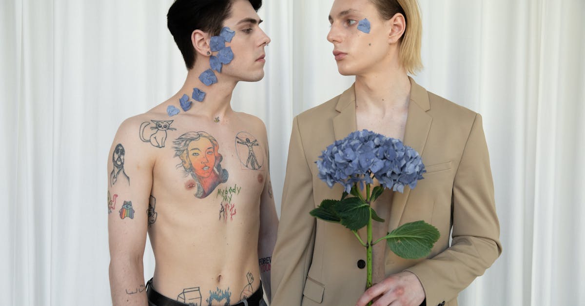 découvrez la signification et les styles des tatouages de fleurs : idées de design, conseils pour choisir le motif parfait et inspirations pour un tatouage floral unique et tendance.