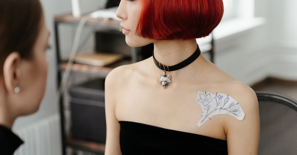 découvrez des idées inspirantes de tatouages à l'épaule pour sublimer votre style. significations, tendances et conseils pour choisir le tattoo parfait selon vos envies.