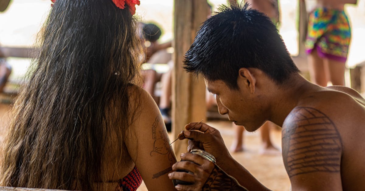 découvrez la signification et l'esthétique du tatouage tribal : inspirations, motifs traditionnels et conseils pour choisir un dessin personnalisé unique.