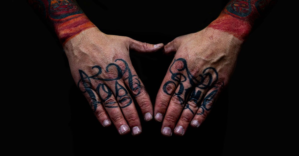 découvrez ce qu'est un tattoo blowout, comment l'éviter et les solutions pour corriger ce problème courant après un tatouage.