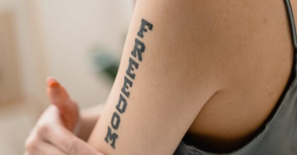 découvrez des idées uniques de tatouages typographiques alliant style et personnalisation pour exprimer votre identité à travers des lettres et des mots.