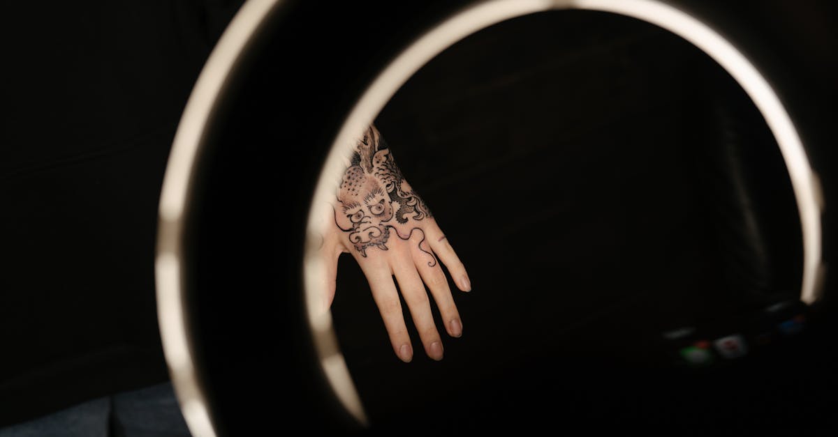 découvrez la signification des tatouages de dragon, symbole de puissance, protection et sagesse à travers différentes cultures.