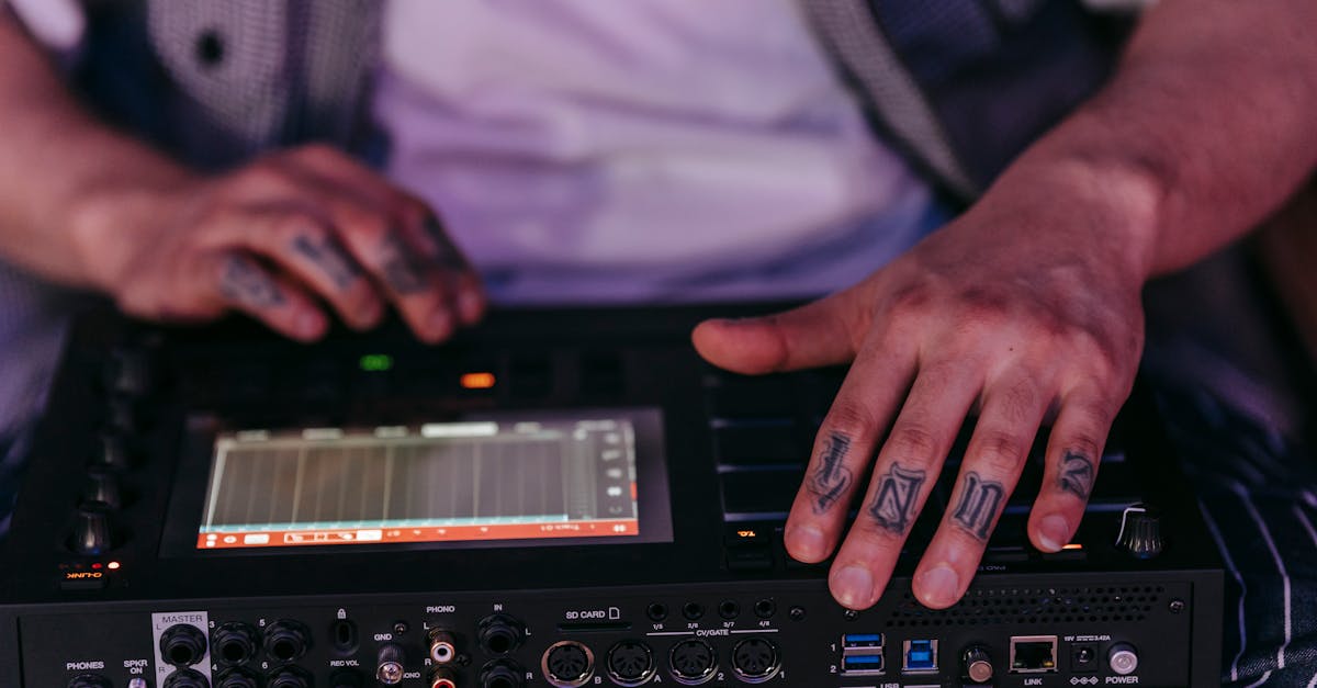 découvrez nos idées créatives de tatouages sur les doigts, parfaits pour un style unique et discret. inspirez-vous avec des designs tendance et personnalisés.