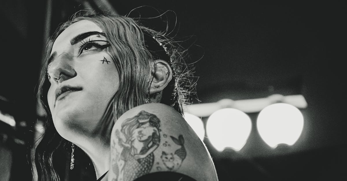 découvrez nos designs uniques de tatouages sirène, alliant mystère et beauté marine pour une expression artistique captivante sur votre peau.
