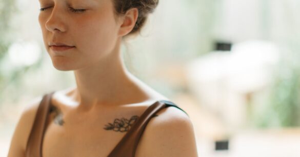 découvrez nos tatouages portraits minimalistes, alliant élégance et simplicité pour un design unique et intemporel.