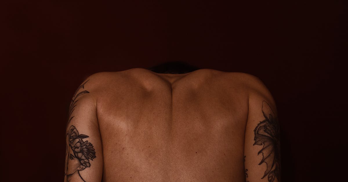découvrez des idées de tatouages de noms pour le cou, des designs élégants et personnalisés pour exprimer votre identité avec style et discrétion.
