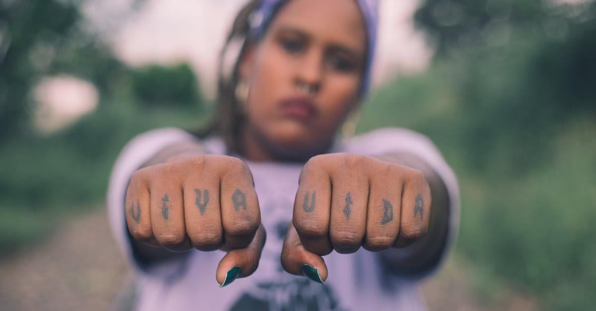 découvrez des idées inspirantes de tatouages de mots pour exprimer vos sentiments, citations préférées ou messages personnels avec style et originalité.