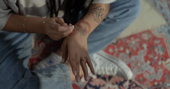 découvrez des tatouages astrologiques uniques et personnalisés, inspirés par les signes du zodiaque et les symboles célestes pour exprimer votre identité cosmique.