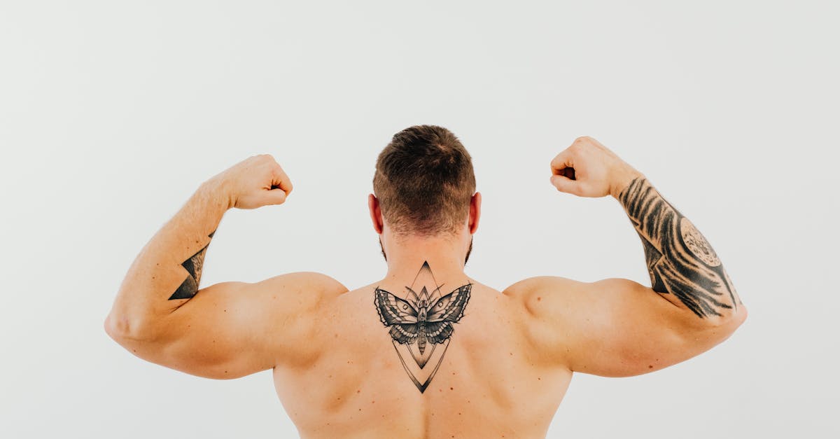 découvrez l'élégance et la précision des tatouages géométriques, alliant formes simples et design moderne pour un style unique et sophistiqué.