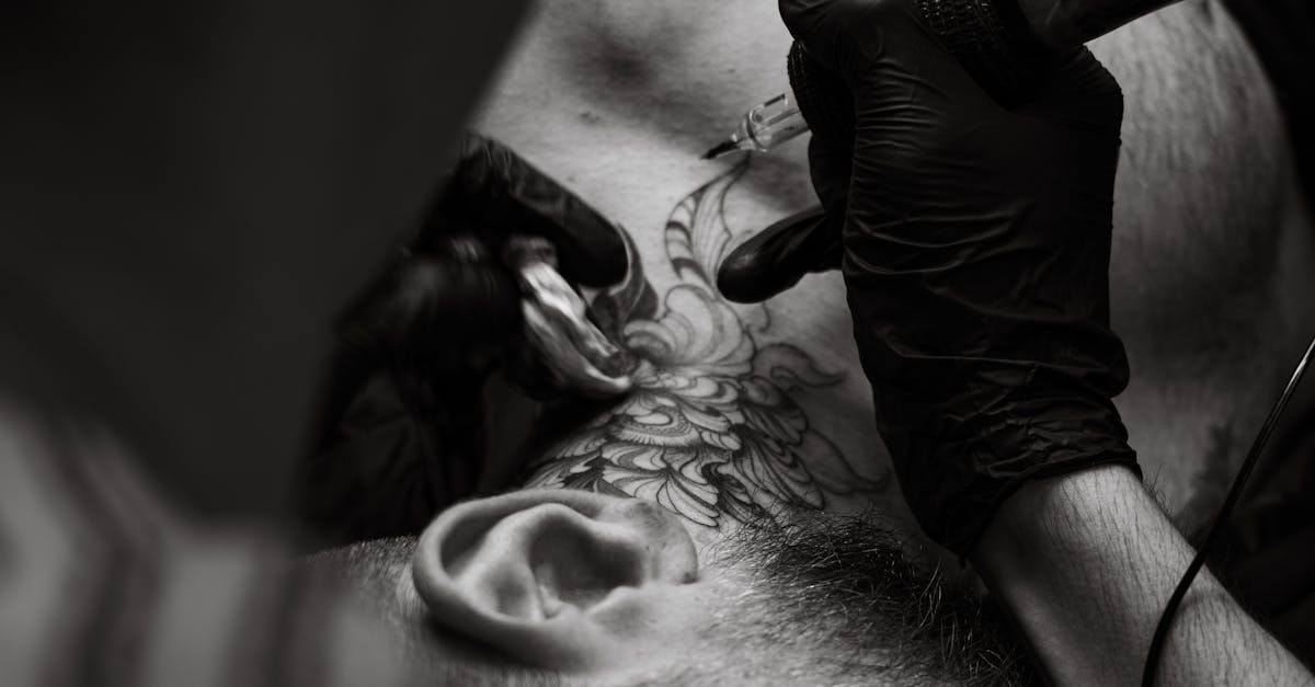 découvrez l'art du tatouage mandala, symbole de spiritualité et d'harmonie, alliant finesse et détails pour un design unique et significatif.