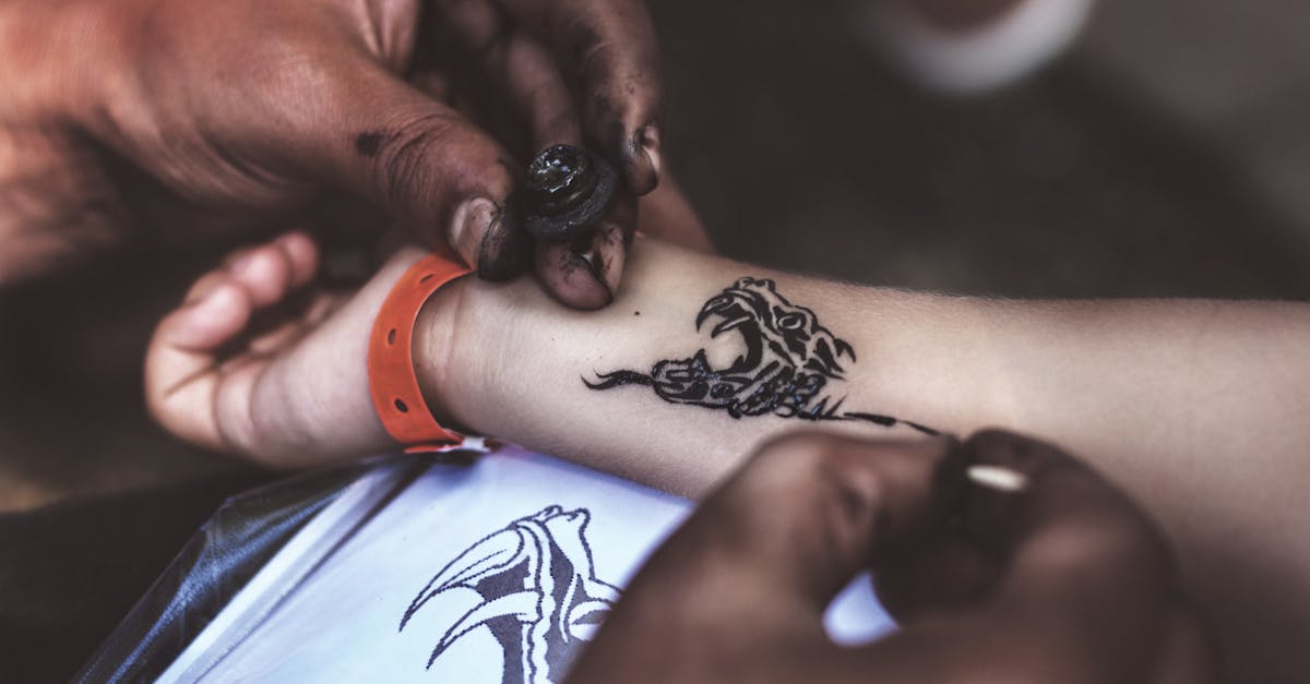 découvrez la signification profonde et l'art traditionnel des tatouages maoris, symboles de culture, d'identité et d'histoire polynésienne.