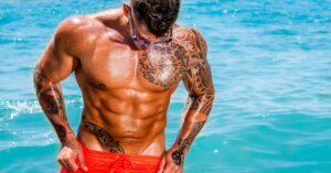 découvrez l'art du tatouage maori, ses motifs traditionnels et sa signification culturelle profonde.