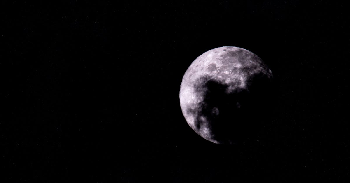 découvrez des idées uniques de tatouages lune, symboles de mystère et de transformation, pour exprimer votre personnalité avec élégance.