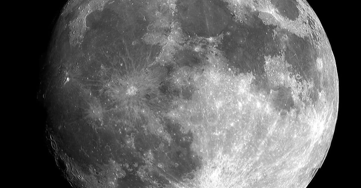 découvrez des idées uniques de tatouages lune, symboles de mystère et de changement, avec des designs créatifs pour tous les styles.