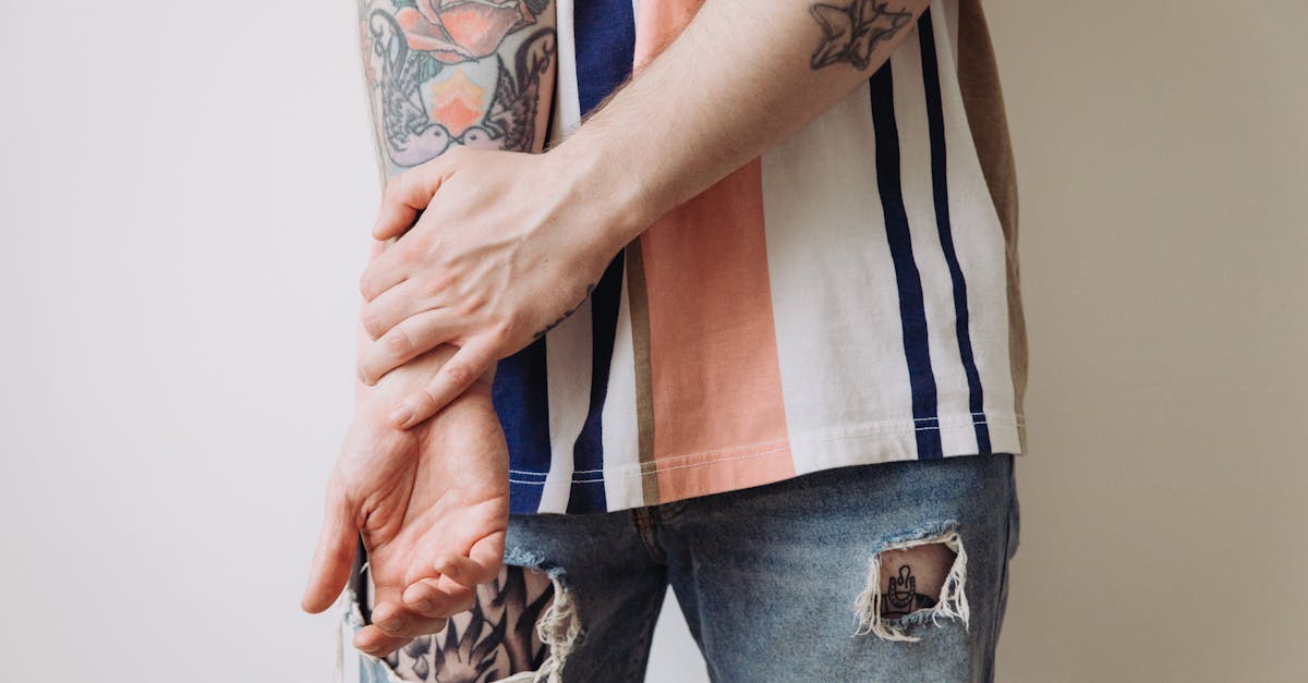 découvrez des idées de tatouages de roses élégants et significatifs, parfaits pour exprimer beauté, amour et passion à travers l'art corporel.