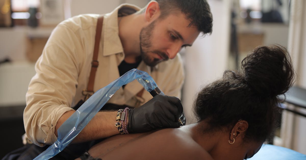 découvrez des inspirations uniques de tatouages sur la colonne vertébrale, alliant élégance et signification profonde pour un style personnalisé.