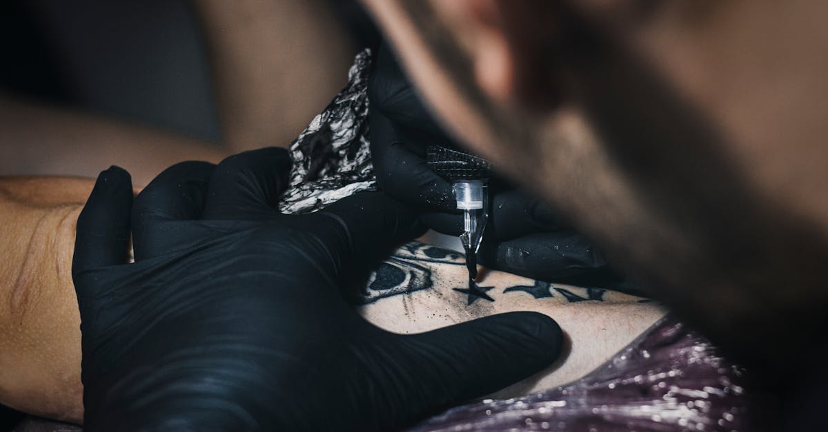découvrez des idées uniques et inspirantes de tatouages d'étoiles, symboles d'espoir, de guidance et de rêve pour embellir votre peau avec élégance.