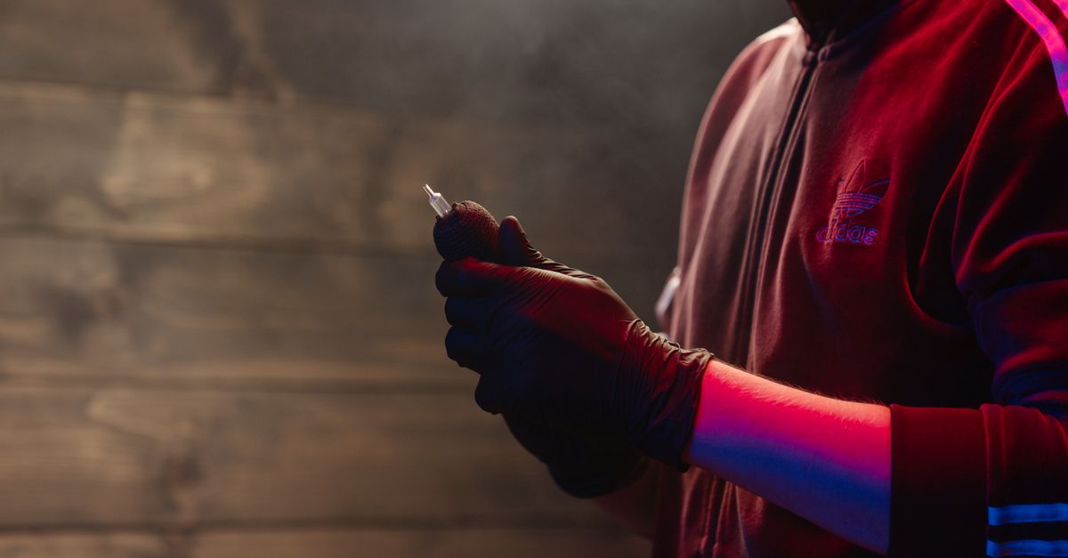 découvrez les risques liés à l'utilisation d'aiguilles de tatouage périmées et l'importance de toujours choisir des équipements stériles pour garantir votre sécurité et la qualité du tatouage.