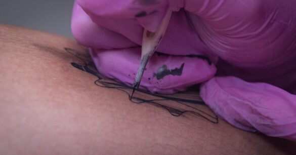 découvrez les risques liés à l'utilisation d'aiguilles de tatouage périmées et comment garantir la sécurité lors de vos séances de tatouage.