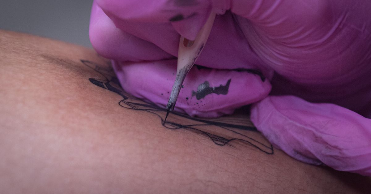découvrez les risques liés à l'utilisation d'aiguilles de tatouage périmées et comment garantir la sécurité lors de vos séances de tatouage.
