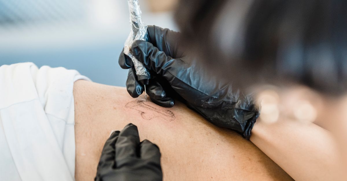 découvrez les symptômes, causes et traitements de l'allergie aux encres de tatouage pour éviter les réactions indésirables et garantir une expérience sûre.