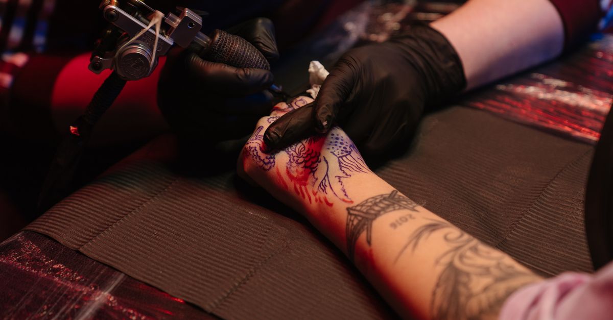 découvrez les symptômes, causes et traitements de l'allergie à l'encre de tatouage pour prévenir les réactions cutanées et profiter pleinement de votre tatouage en toute sécurité.